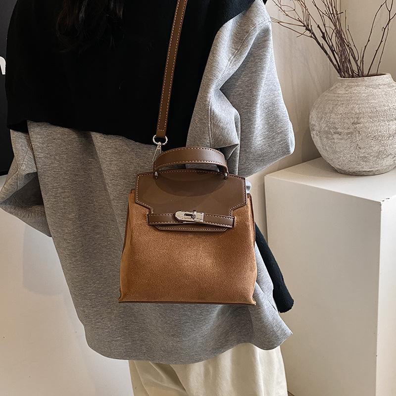 Retro messenger bag, premium bag 2025 new commuter student bag, shoulder portable small square bag. 20.5*9*21
Retro messenger bag, premium bag 2025 new commuter student bag, shoulder portable small square bag. 20.5*9*21