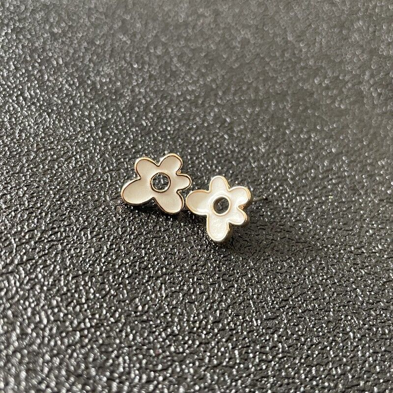 Simple Graceful Cute Enamel Glaze Female 925 Silver Needle Steel Needle Type
Simple Graceful Cute Enamel Glaze Female 925 Silver Needle Steel Needle Type