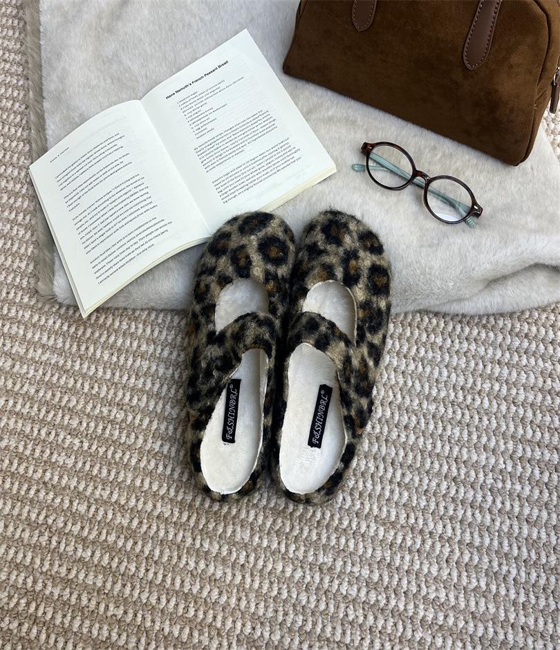 Ugly and cute leopard print Mary Jane fluffy shoes for women to wear autumn and winter retro flat-bottomed velvet bean cotton shoes 39 леопард друку кольору
Ugly and cute leopard print Mary Jane fluffy shoes for women to wear autumn and winter retro flat-bottomed velvet bean cotton shoes 39 леопард друку кольору