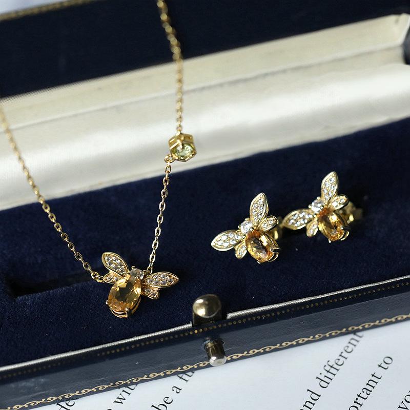 Gold-Plated Sterling Silver Bee Earrings with Diamonds - European & American High-End Dangle Studs for Women 925 Sterling Silver
Gold-Plated Sterling Silver Bee Earrings with Diamonds - European & American High-End Dangle Studs for Women 925 Sterling Silver