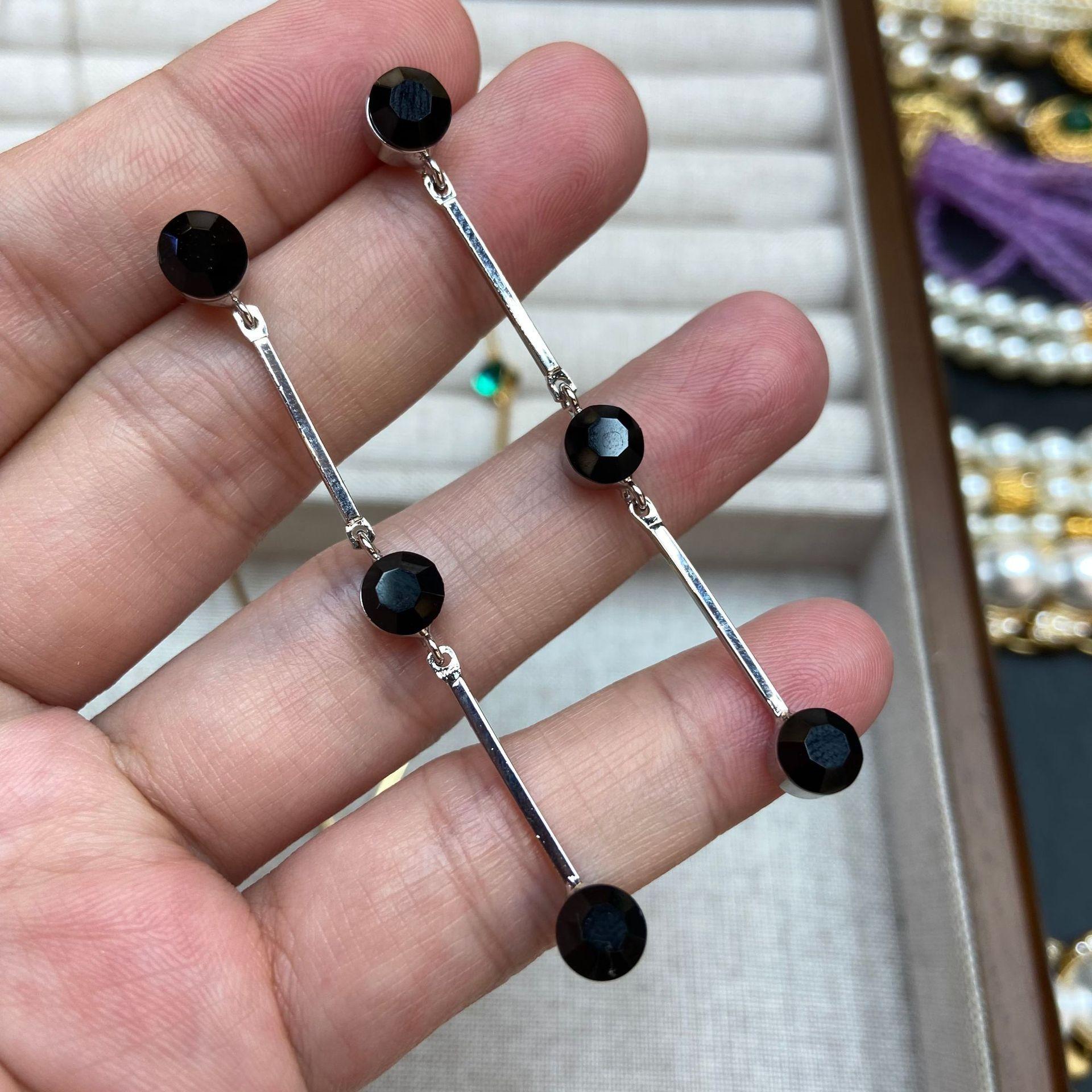 Tide Green Diamond V-Shaped Necklace Female Niche Design Sense Collarbone Chain Temperament Fashion Light Luxury Neck Chain Female
Tide Green Diamond V-Shaped Necklace Female Niche Design Sense Collarbone Chain Temperament Fashion Light Luxury Neck Chain Female