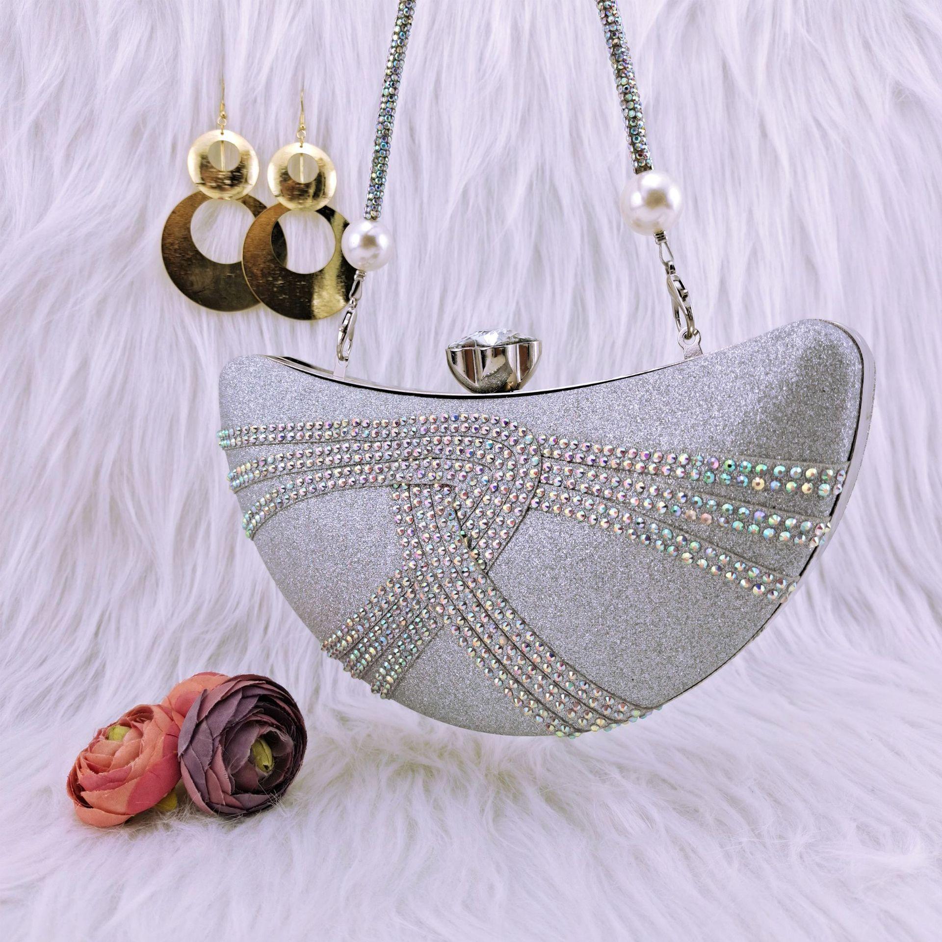 Cashew clutch bag, colorful hot diamond belt decoration, pearl arm, suitable for daily or banquet occasions
Cashew clutch bag, colorful hot diamond belt decoration, pearl arm, suitable for daily or banquet occasions
