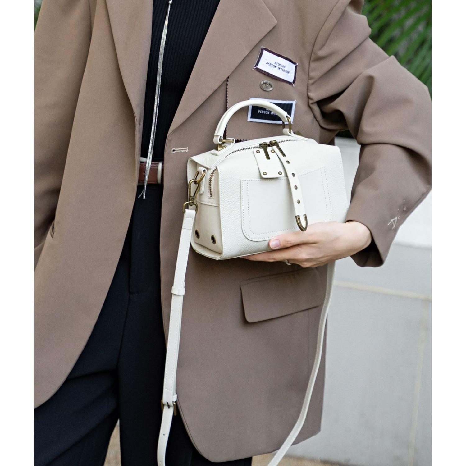 Женская сумка из коровьей кожи, через плечо, простая портативная модная сумка, женская сумка-подушка, большая вместимость
Женская сумка из коровьей кожи, через плечо, простая портативная модная сумка, женская сумка-подушка, большая вместимость