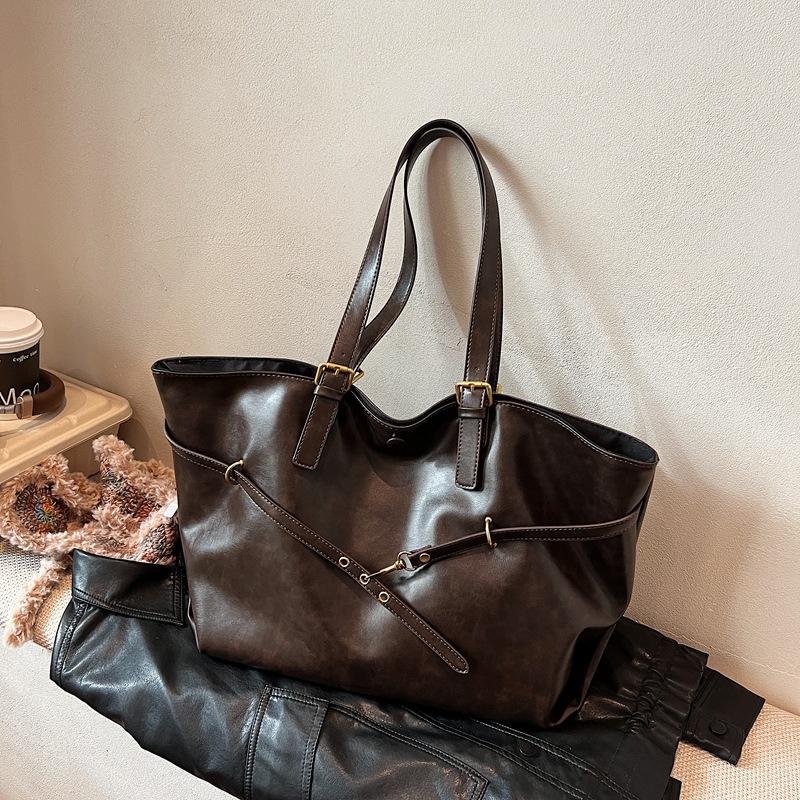 FLYING STARS Brand Women Retro Shoulder Bag Large Capacity PU Leather Women s Trendy Y2K Fashion Women Bag Travel Luxury Handbag 51cmX30cmX18cm
FLYING STARS Brand Women Retro Shoulder Bag Large Capacity PU Leather Women s Trendy Y2K Fashion Women Bag Travel Luxury Handbag 51cmX30cmX18cm