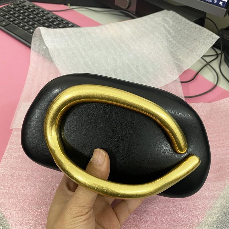 Box Bag Retro Metal Grip Mini Chain One-shoulder Cross-body 2025 New Style Hand-held.
Box Bag Retro Metal Grip Mini Chain One-shoulder Cross-body 2025 New Style Hand-held.