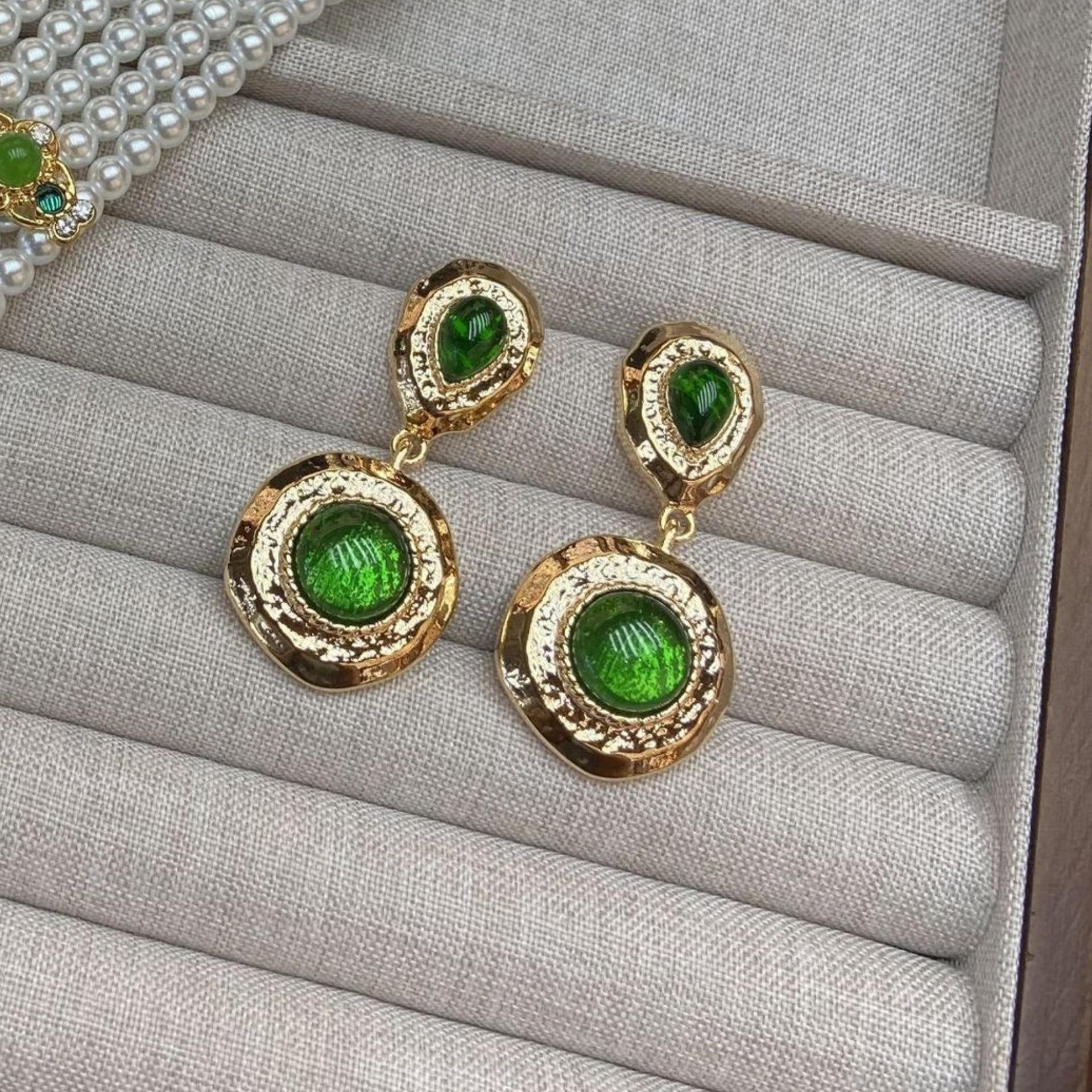 8-Layered Neck Chain Women S Dinner Luxury High Quality White Necklace With Diamonds Greenstone Necklace
8-Layered Neck Chain Women S Dinner Luxury High Quality White Necklace With Diamonds Greenstone Necklace