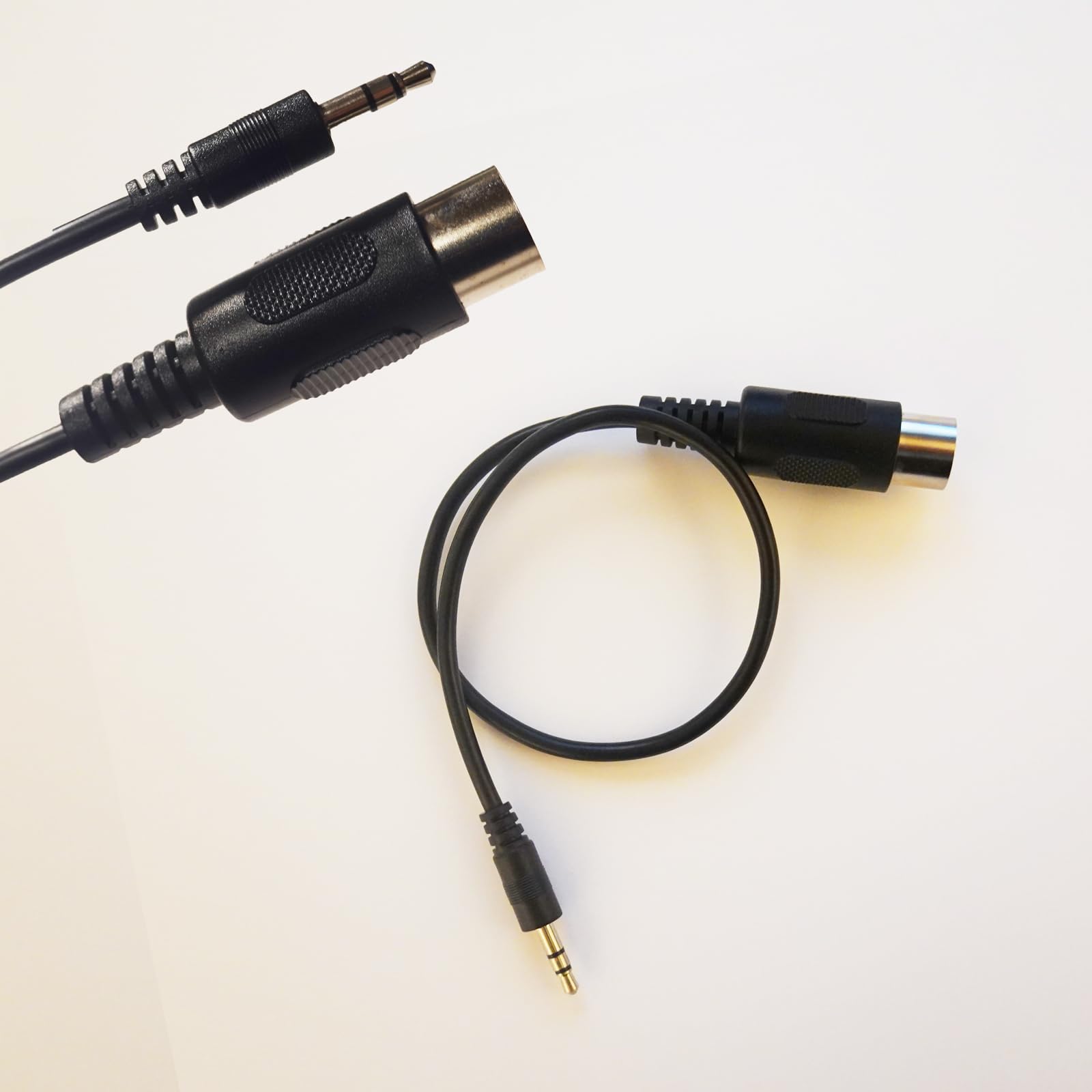 MIDI cable compatible with KORG Volca AIRA Compact and MOOG STUDIO 3.5mm TRS/MIDI, series, series, (60cm) чорний
MIDI cable compatible with KORG Volca AIRA Compact and MOOG STUDIO 3.5mm TRS/MIDI, series, series, (60cm) чорний