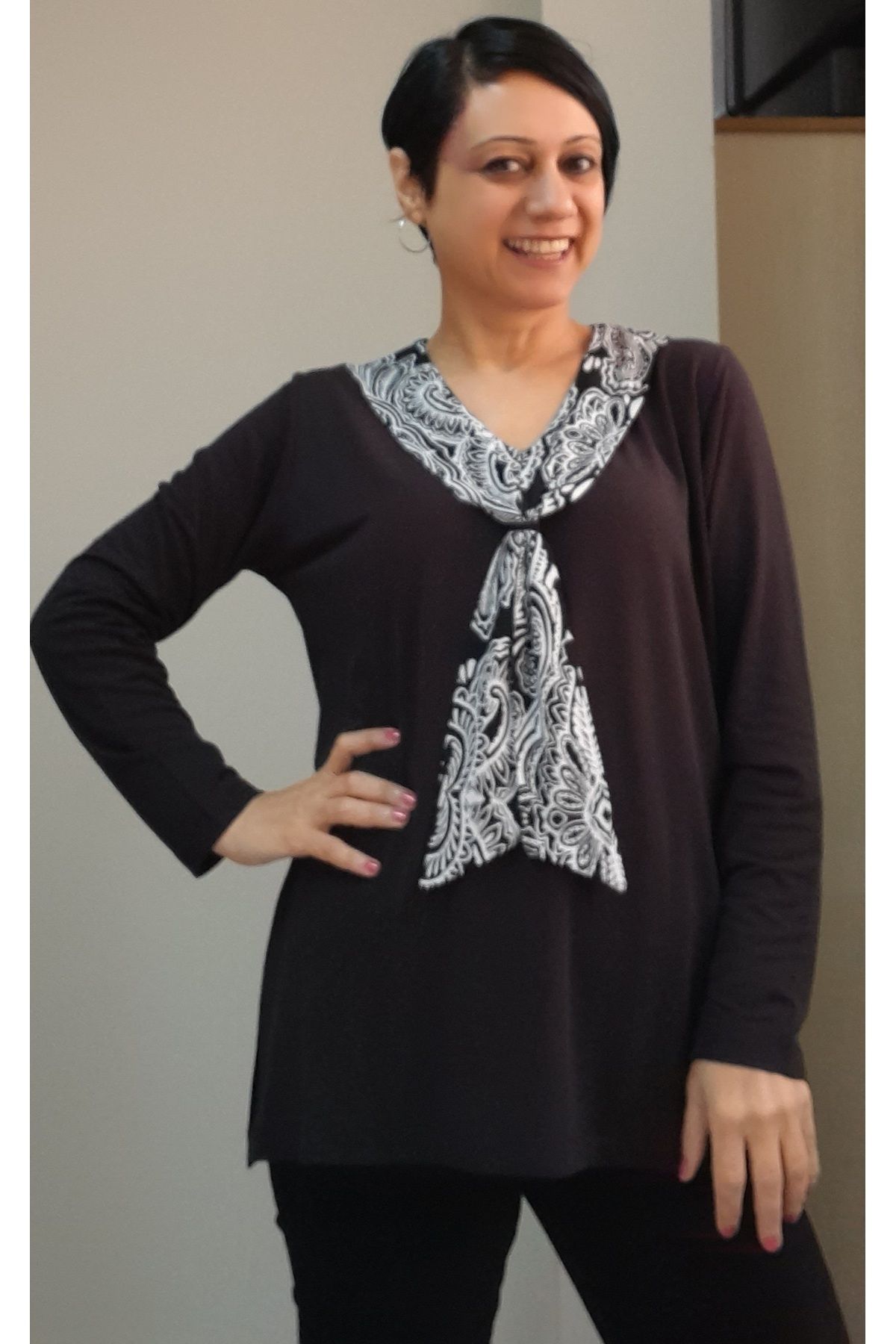 Women s Style Big Size T-Shirt Black Combed Cotton Viscose T-Shirt With Scarf Collar Look And Black And White Color Block 2XL/3XL
Women s Style Big Size T-Shirt Black Combed Cotton Viscose T-Shirt With Scarf Collar Look And Black And White Color Block 2XL/3XL