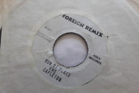 7inch Record CAPLETON Run Di Place RMX NONE Foreign Remix 2004 Jamaica Reggae Ska Dub Used
7inch Record CAPLETON Run Di Place RMX NONE Foreign Remix 2004 Jamaica Reggae Ska Dub Used