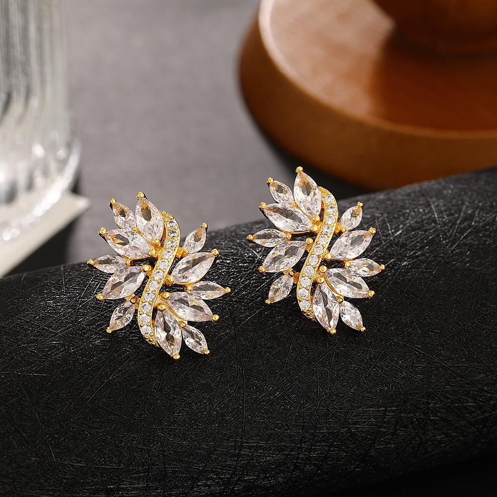 High-End European & American Trendy Zircon-Inlaid Copper Earrings: Light Luxury with a French Personality & Fairy Charm. 2*2.4 cm золотой
High-End European & American Trendy Zircon-Inlaid Copper Earrings: Light Luxury with a French Personality & Fairy Charm. 2*2.4 cm золотой