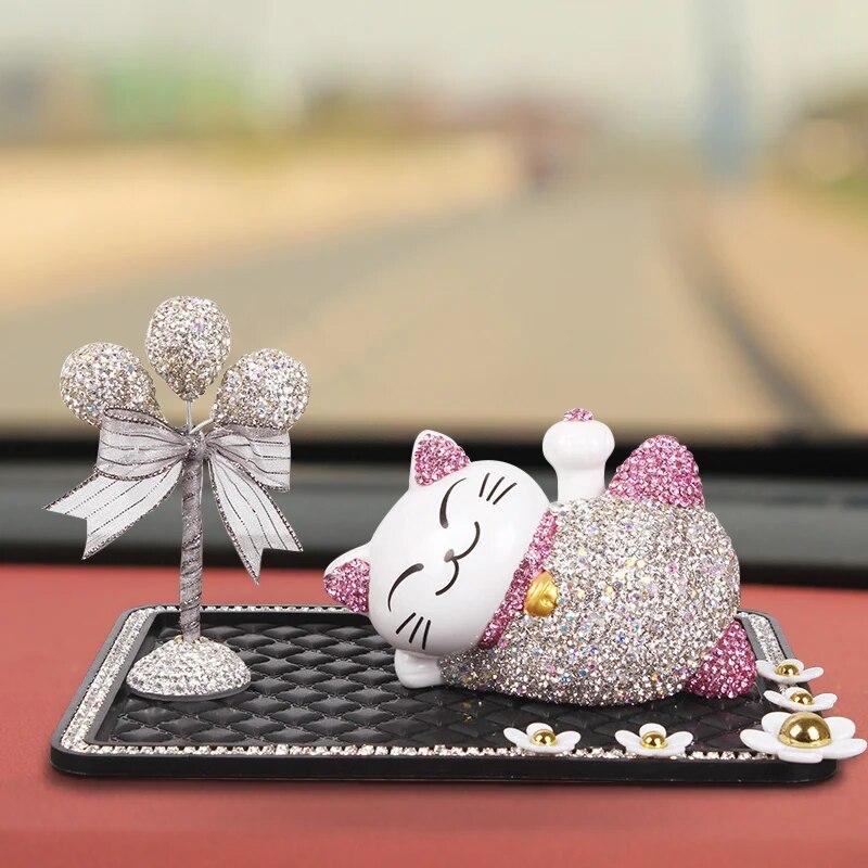 Милый мультяшный Lucky Cat Алмазный автомобильный орнамент, набор спящего ленивого кота, авто приборная панель, украшение интерьера, кристалл, солнечная кукла, наклейка
Милый мультяшный Lucky Cat Алмазный автомобильный орнамент, набор спящего ленивого кота, авто приборная панель, украшение интерьера, кристалл, солнечная кукла, наклейка