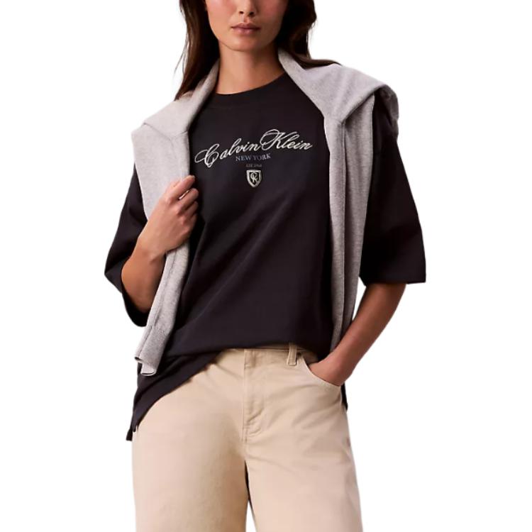 Calvin Klein Loose Fit Crew Neck Letter Pullover T-Shirt Women tops 47E232G-VEK M
Calvin Klein Loose Fit Crew Neck Letter Pullover T-Shirt Women tops 47E232G-VEK M
