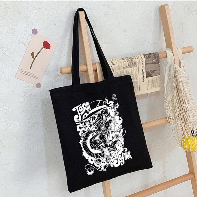 JoJo s Bizarre Adventure аниме модная холщовая сумка Harajuku Goth Shopper женская сумка большой вместимости сумка на плечо винтажная сумка 24*26cm
JoJo s Bizarre Adventure аниме модная холщовая сумка Harajuku Goth Shopper женская сумка большой вместимости сумка на плечо винтажная сумка 24*26cm