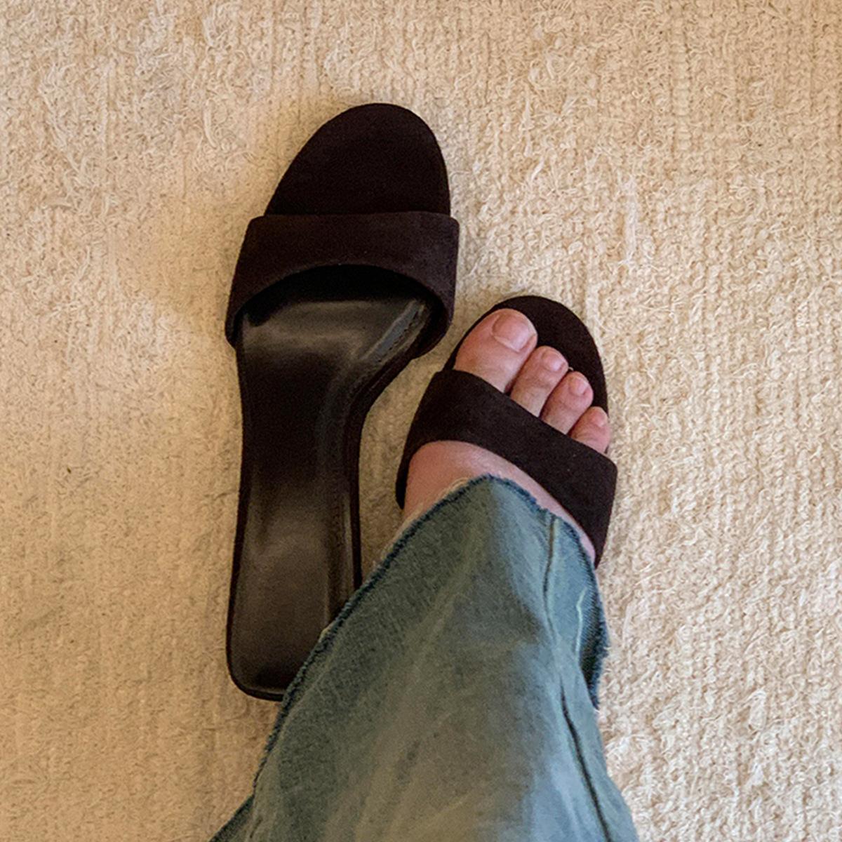 Retro simple open-toed sandals women s round head pedal wood grain wedge suede one-word slippers 41 темно-коричневого кольору
Retro simple open-toed sandals women s round head pedal wood grain wedge suede one-word slippers 41 темно-коричневого кольору