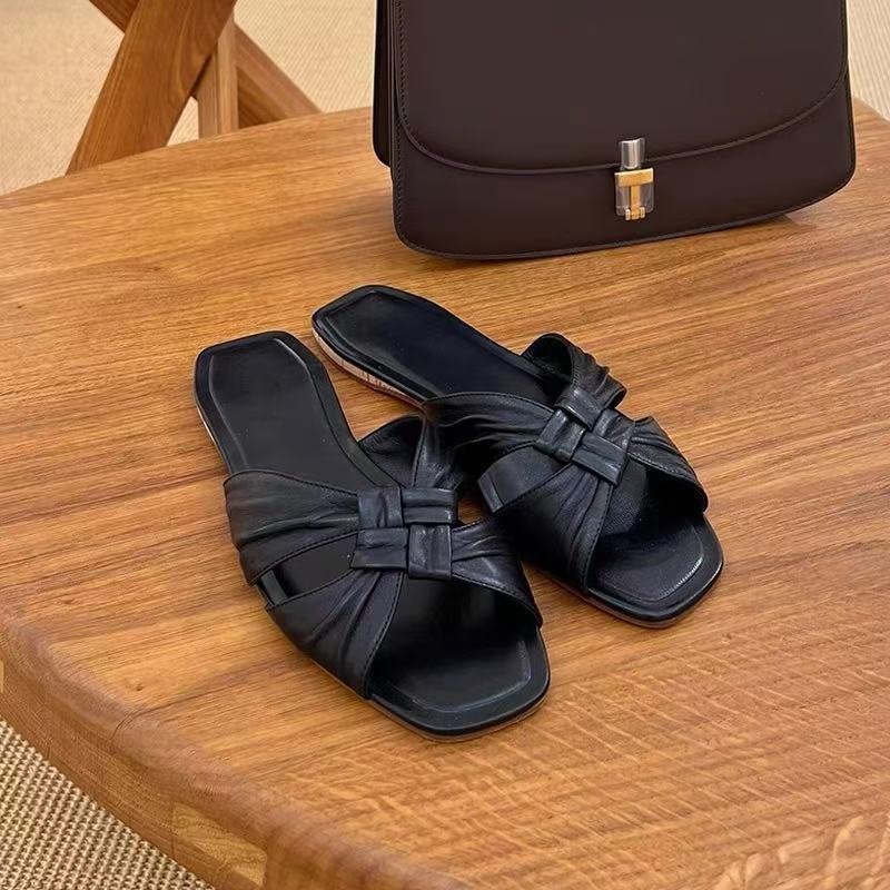 New square head, popular cool slippers, niche woven flat-bottomed outer slippers 34 чёрный
New square head, popular cool slippers, niche woven flat-bottomed outer slippers 34 чёрный