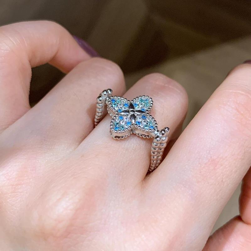 Французская Легкая Роскошь Ретро Дизайн Полностью Бриллиантовый Лазерный Четырехлистный Клевер Кольцо Браслет Серьги-пусеты Ожерелье Темпераментный Придворный Стиль Набор
Французская Легкая Роскошь Ретро Дизайн Полностью Бриллиантовый Лазерный Четырехлистный Клевер Кольцо Браслет Серьги-пусеты Ожерелье Темпераментный Придворный Стиль Набор