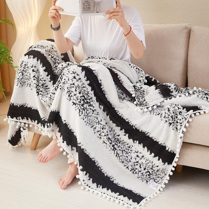 Одеяло в стиле легкой роскоши, двустороннее жаккардовое одеяло в полоску, плед, повседневное маленькое одеяло, одеяло для дивана 100x150cm
Одеяло в стиле легкой роскоши, двустороннее жаккардовое одеяло в полоску, плед, повседневное маленькое одеяло, одеяло для дивана 100x150cm