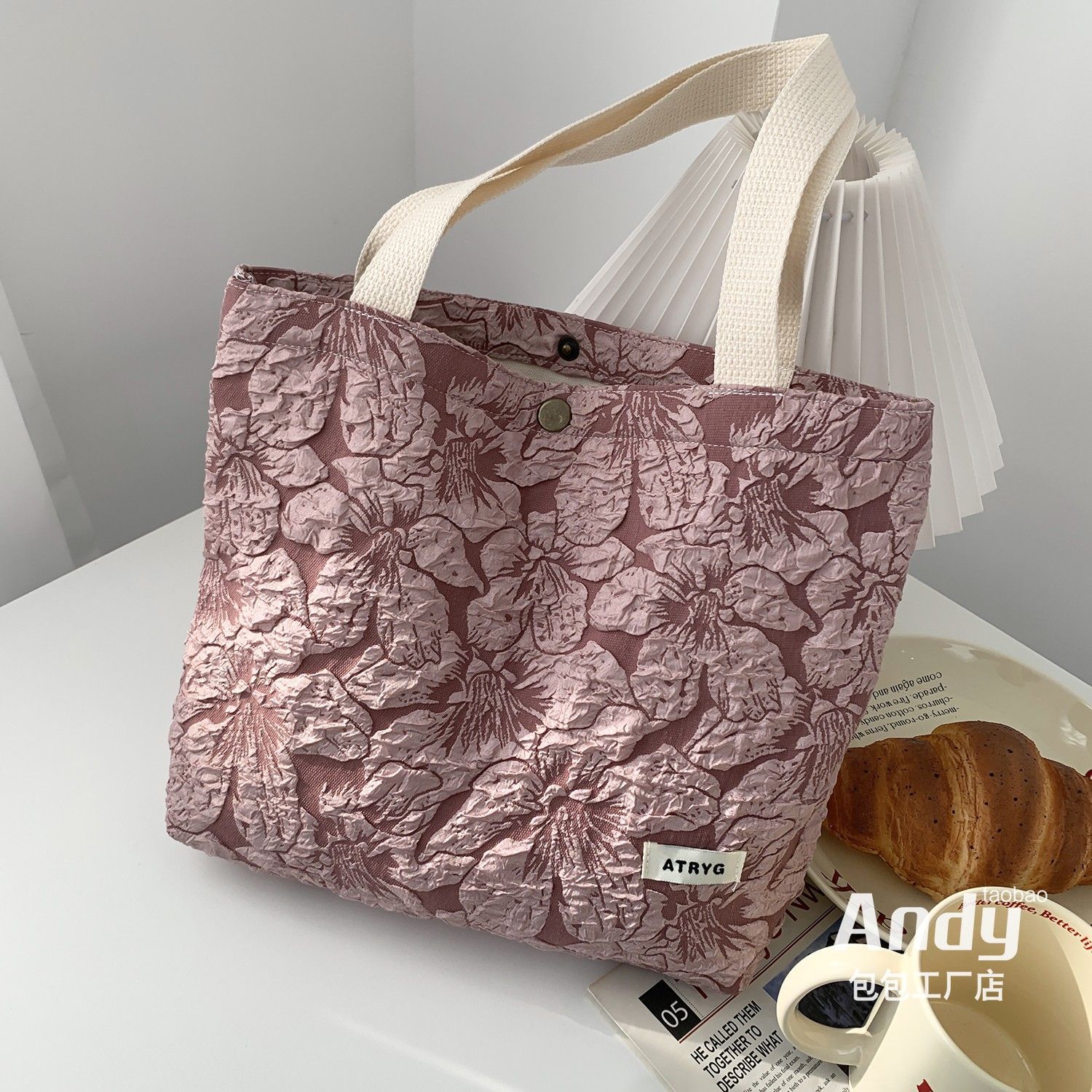 Delicate Relief Flower Fabric Women s Shoulder Bags Fashi Versatile Female Handbags Casual Solid Color Ladies Bento Bags рожевий
Delicate Relief Flower Fabric Women s Shoulder Bags Fashi Versatile Female Handbags Casual Solid Color Ladies Bento Bags рожевий