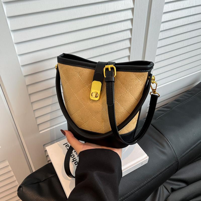 Rhombus small bag women s new portable bucket bag premium texture retro casual shoulder messenger bag коричневий
Rhombus small bag women s new portable bucket bag premium texture retro casual shoulder messenger bag коричневий