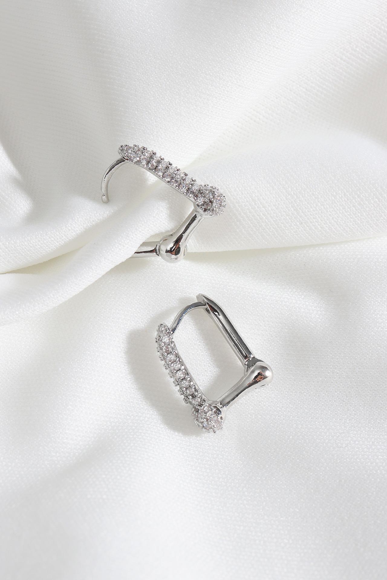 Серьги серебряного цвета с камнем циркон 
Серьги серебряного цвета с камнем циркон