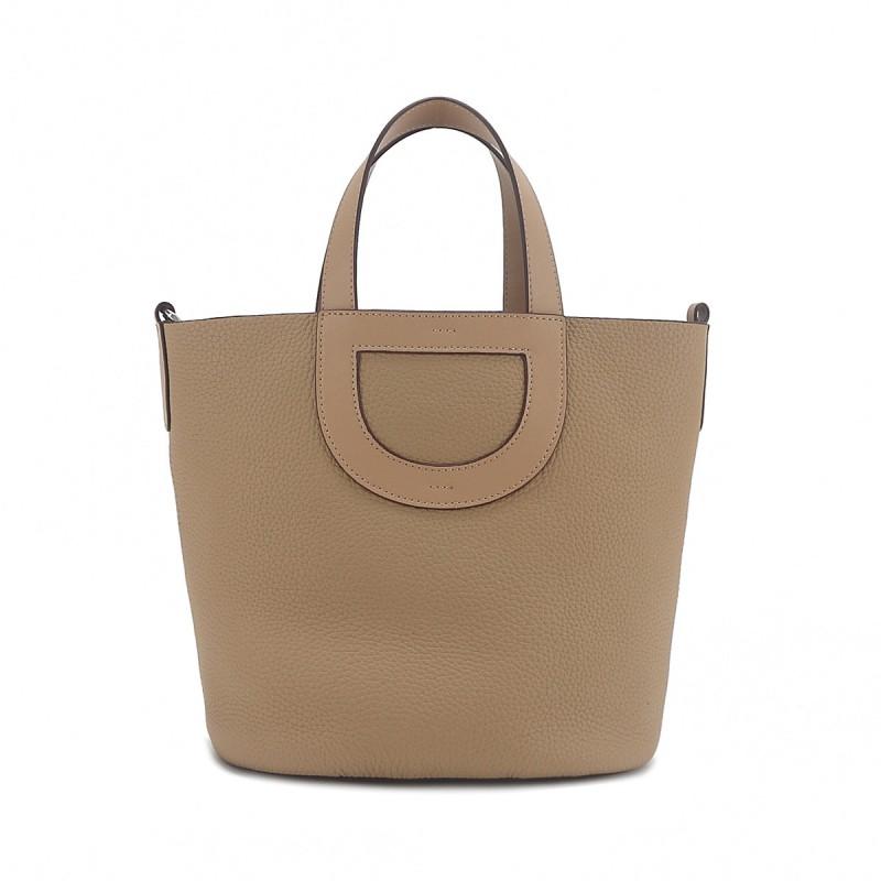 All-matching Horseshoe Button Cowhide Pig Nose Vegetable Basket Bag Authentic Leather Fashionable Simple Large-capacity Handbag Length 22x thickness 16x height 25cm
All-matching Horseshoe Button Cowhide Pig Nose Vegetable Basket Bag Authentic Leather Fashionable Simple Large-capacity Handbag Length 22x thickness 16x height 25cm