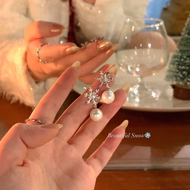 Japanese-Korean Style Snowflake Pearl Earrings: Diamond-Studded Tassel Ear Studs in S925 Silver
Japanese-Korean Style Snowflake Pearl Earrings: Diamond-Studded Tassel Ear Studs in S925 Silver