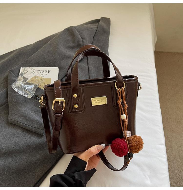 Retro small bag women 2025 new high-end commuting fashionable and simple white bucket bag crossbody mobile phone bag tide
Retro small bag women 2025 new high-end commuting fashionable and simple white bucket bag crossbody mobile phone bag tide