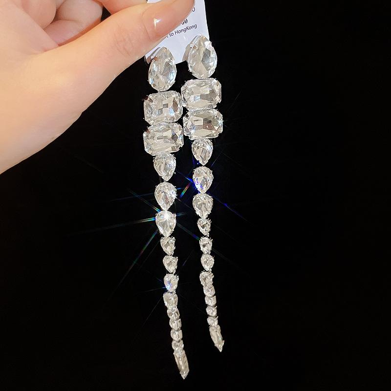 Silver needle with diamond water drop long fringed earrings European and American exaggerated temperament earrings niche high-end earrings women
Silver needle with diamond water drop long fringed earrings European and American exaggerated temperament earrings niche high-end earrings women