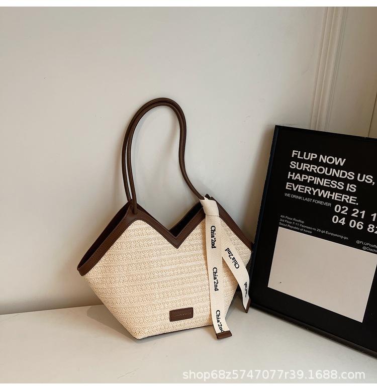 Exquisite large-capacity bag women s 2025 new indented shoulder portable underarm bag textured commuter tote bag
Exquisite large-capacity bag women s 2025 new indented shoulder portable underarm bag textured commuter tote bag