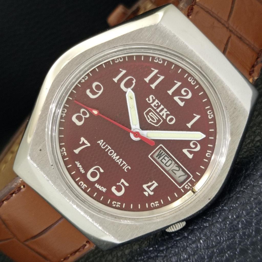VINTAGE SEIKO 5 AUTOMATIC 7009A JAPAN MENS MAROON COLOR DIAL WATCH a702350-5 R124-a702350
VINTAGE SEIKO 5 AUTOMATIC 7009A JAPAN MENS MAROON COLOR DIAL WATCH a702350-5 R124-a702350