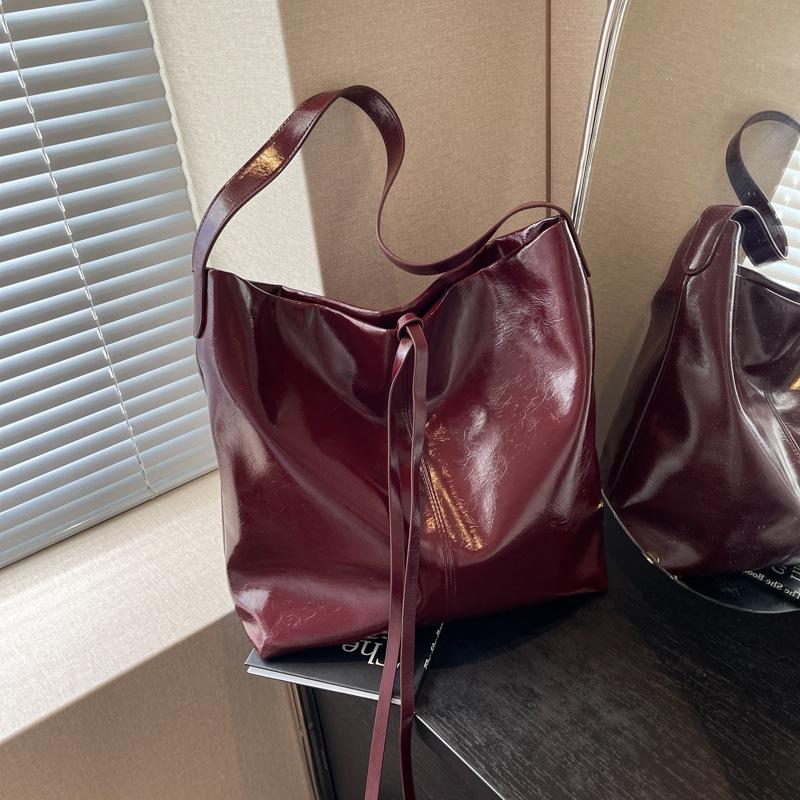 Silver large-capacity bag women s summer new shoulder bag versatile texture bucket bag серебряный
Silver large-capacity bag women s summer new shoulder bag versatile texture bucket bag серебряный