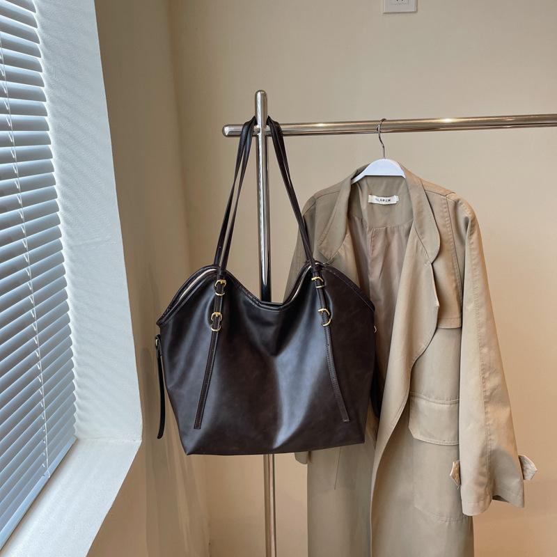 Большая сумка женская 2025 новая модная дизайнерская нишевая сумка-тоут простая универсальная сумка через плечо большой вместимости для поездок на работу No Specification
Большая сумка женская 2025 новая модная дизайнерская нишевая сумка-тоут простая универсальная сумка через плечо большой вместимости для поездок на работу No Specification