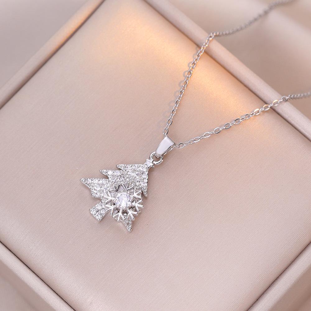Rotatable Titanium Steel Snowflake Necklace with Micro-inlaid Diamonds - Fashionable Christmas Clavicle Chain for Women
Rotatable Titanium Steel Snowflake Necklace with Micro-inlaid Diamonds - Fashionable Christmas Clavicle Chain for Women