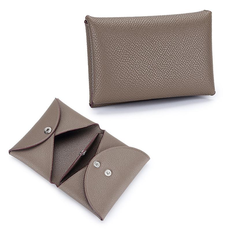 Дизайнерский портмоне из текстурированной натуральной кожи, роскошный брендовый стиль, визитницы для женщин, 2-кратный короткий кошелек из телячьей кожи с застежкой без логотипа хаки
Дизайнерский портмоне из текстурированной натуральной кожи, роскошный брендовый стиль, визитницы для женщин, 2-кратный короткий кошелек из телячьей кожи с застежкой без логотипа хаки