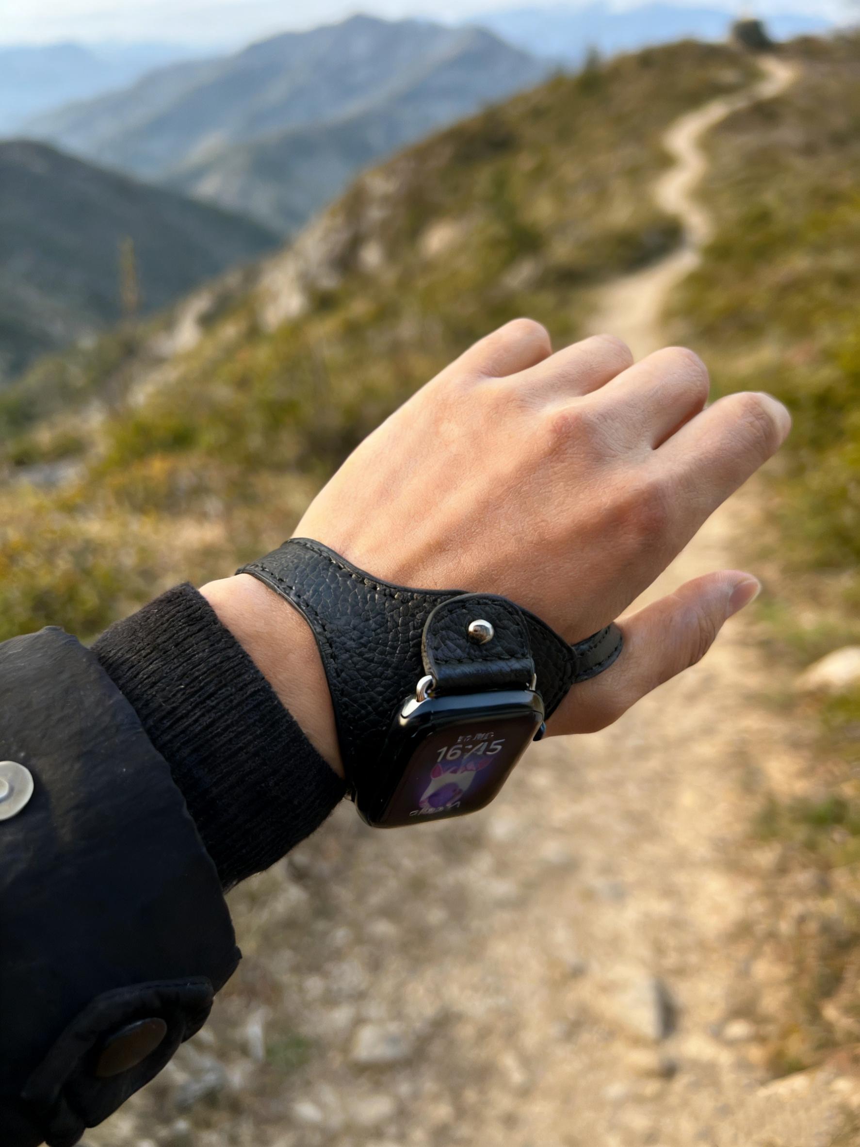Отличный спортивный кожаный ремешок с петлей для Apple Watch, для мужчин и женщин, серия 11/10/9, 40 мм, 41 мм, 42 мм, 44 мм, 45 мм, 46 мм 38mm40mm41mm чёрный
Отличный спортивный кожаный ремешок с петлей для Apple Watch, для мужчин и женщин, серия 11/10/9, 40 мм, 41 мм, 42 мм, 44 мм, 45 мм, 46 мм 38mm40mm41mm чёрный