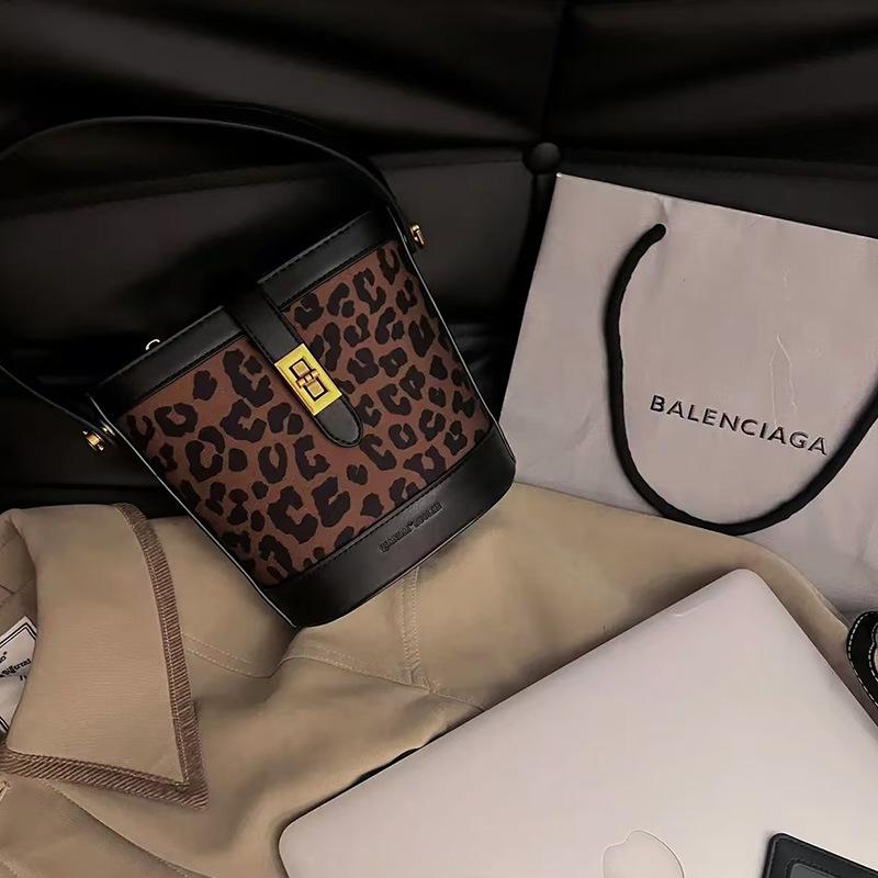 Bucket bag women s new autumn light luxury niche design high-end portable messenger bag No specification
Bucket bag women s new autumn light luxury niche design high-end portable messenger bag No specification
