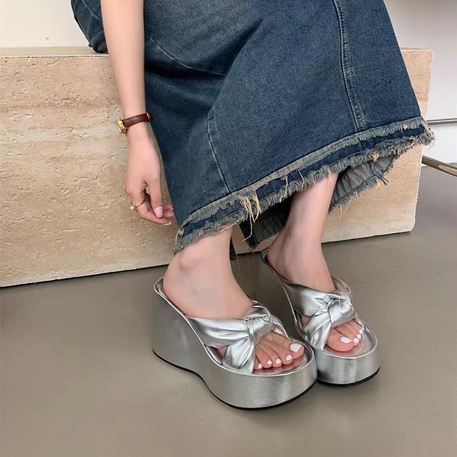 High-end fashion thick-soled slippers for women s summer outer wear 2025 new slope heel small height-increasing beach one-word slippers 39 серебряный
High-end fashion thick-soled slippers for women s summer outer wear 2025 new slope heel small height-increasing beach one-word slippers 39 серебряный