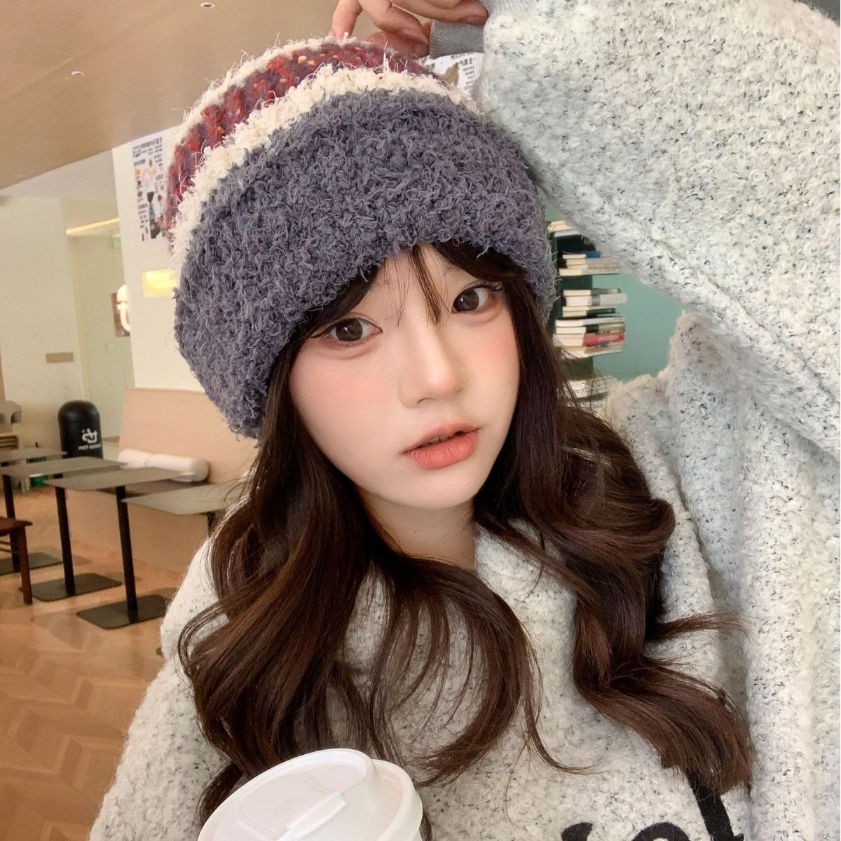 Женские милые шапки на осень и зиму Плюшевые новые корейские вязаные шапки Универсальные теплые шапки для защиты ушей Утепленные модные студенческие