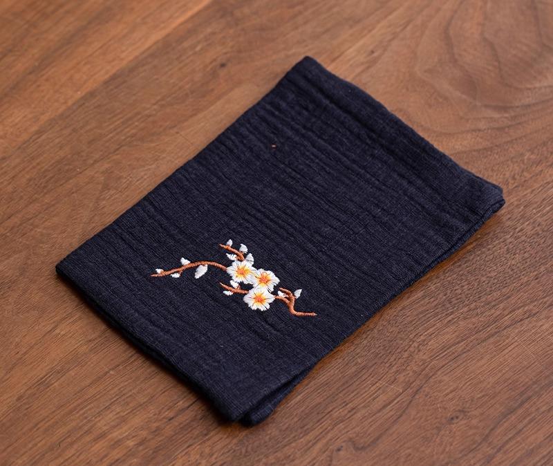 Вышитое кухонное полотенце с цветком сливы, влаговпитывающее утолщенное полотенце для посуды, хлопково-льняная ретро салфетка для чая кунг-фу чёрный
Вышитое кухонное полотенце с цветком сливы, влаговпитывающее утолщенное полотенце для посуды, хлопково-льняная ретро салфетка для чая кунг-фу чёрный