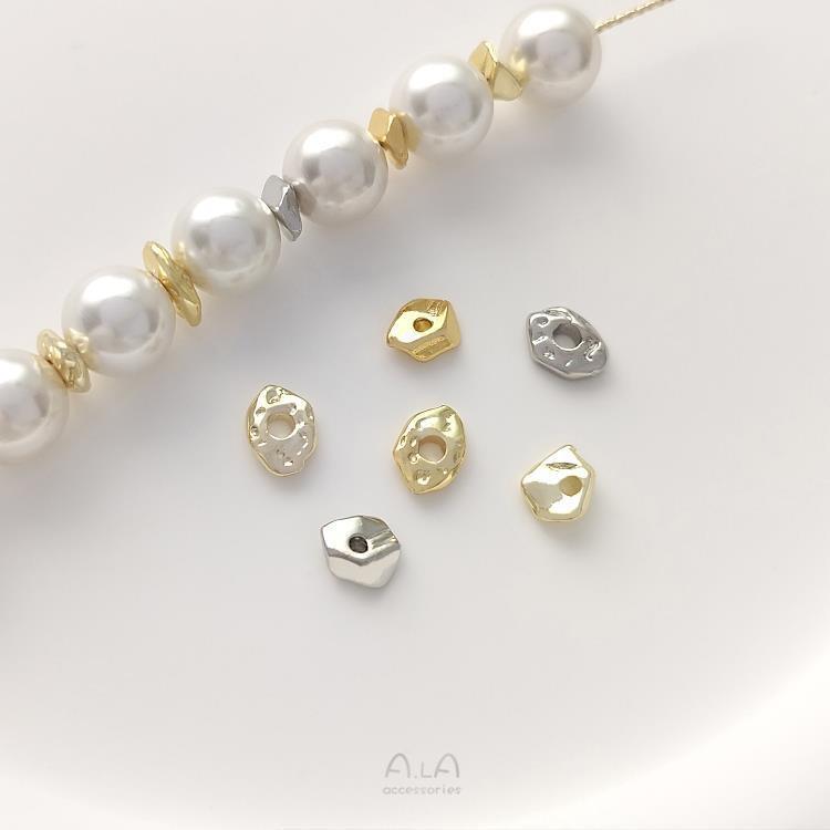 Copper-Plated 18K Gold Oval Stone and 14K Light Gold Crushed Stone Spacer Beads for DIY Crafts.
Copper-Plated 18K Gold Oval Stone and 14K Light Gold Crushed Stone Spacer Beads for DIY Crafts.
