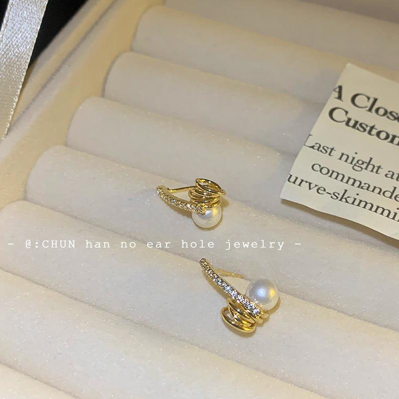 Personalized small spiral pearl ear clips without ear piercings, high-end sense, niche femininity, unique stud earrings, light luxury earrings.
Personalized small spiral pearl ear clips without ear piercings, high-end sense, niche femininity, unique stud earrings, light luxury earrings.
