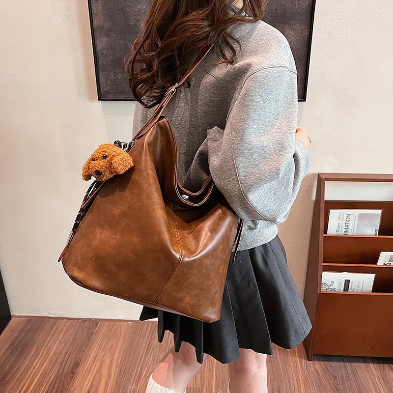 Retro commuter large-capacity bag women s 2025 spring and summer new simple casual bucket bag niche fashion shoulder bag 30*14*31
Retro commuter large-capacity bag women s 2025 spring and summer new simple casual bucket bag niche fashion shoulder bag 30*14*31