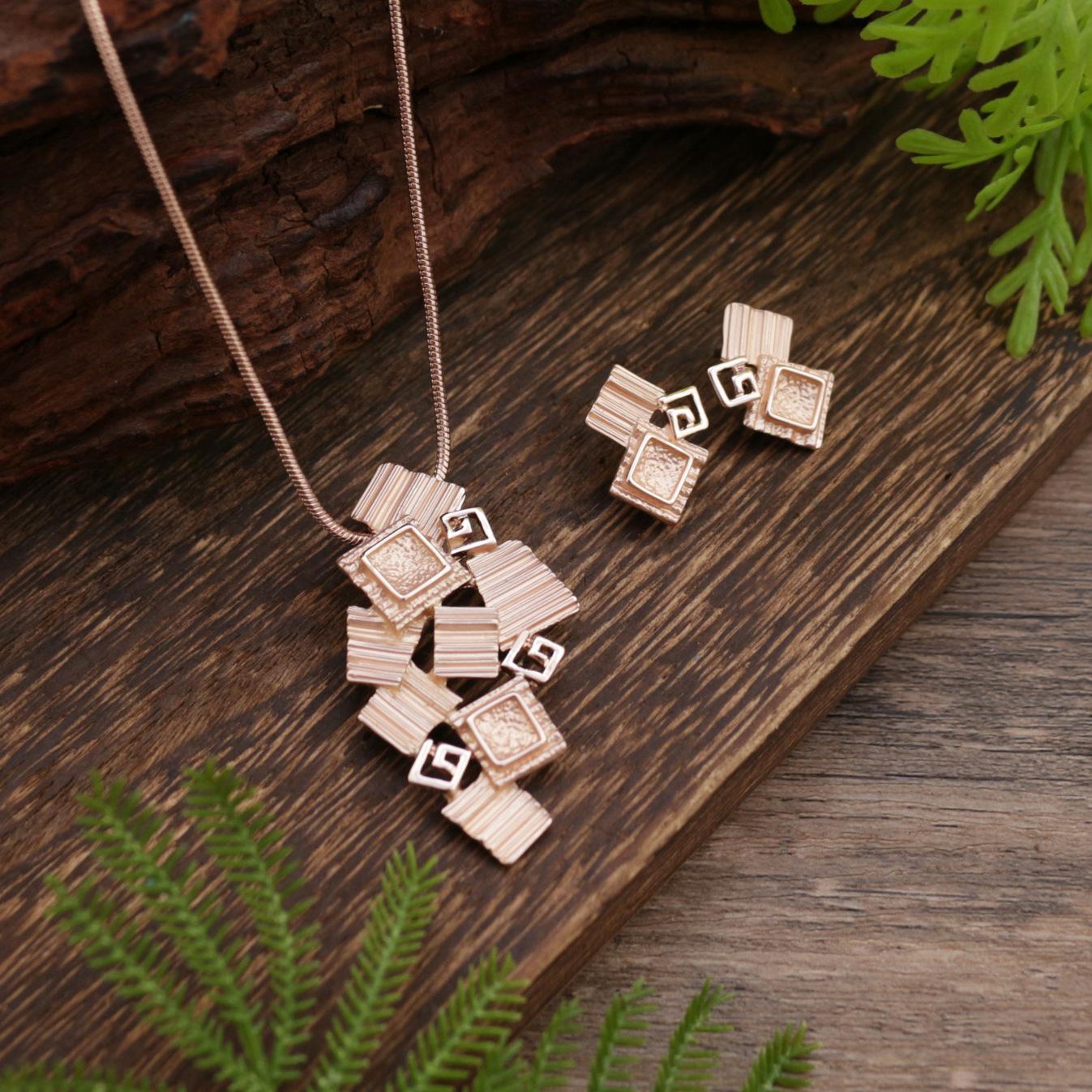 Новый эмалевый цветной квадратный геометрический набор сережек-гвоздиков и подвески, женское простое и универсальное геометрическое квадратное ожерелье
Новый эмалевый цветной квадратный геометрический набор сережек-гвоздиков и подвески, женское простое и универсальное геометрическое квадратное ожерелье