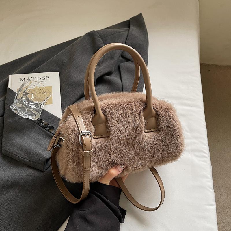 Плюшевая осенне-зимняя сумка-подушка, новая модная нишевая сумка в иностранном стиле, популярная сумка-мессенджер на плечо под мышкой
Плюшевая осенне-зимняя сумка-подушка, новая модная нишевая сумка в иностранном стиле, популярная сумка-мессенджер на плечо под мышкой