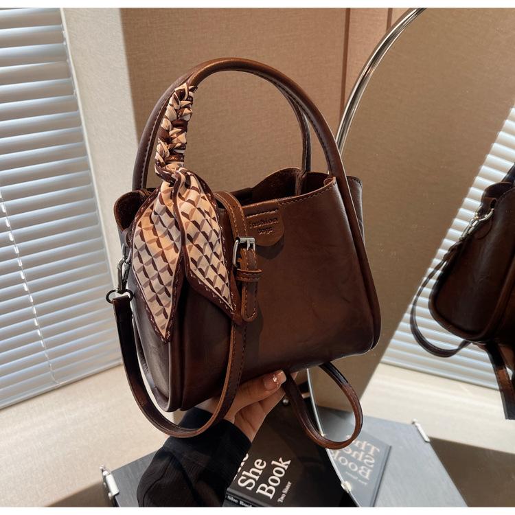 Нова жіноча сумка 2024 року, популярна сумка-відро, ретро-нішовий дизайн, портативна маленька сумка через плече на одному плечі темно-коричневого кольору
Нова жіноча сумка 2024 року, популярна сумка-відро, ретро-нішовий дизайн, портативна маленька сумка через плече на одному плечі темно-коричневого кольору