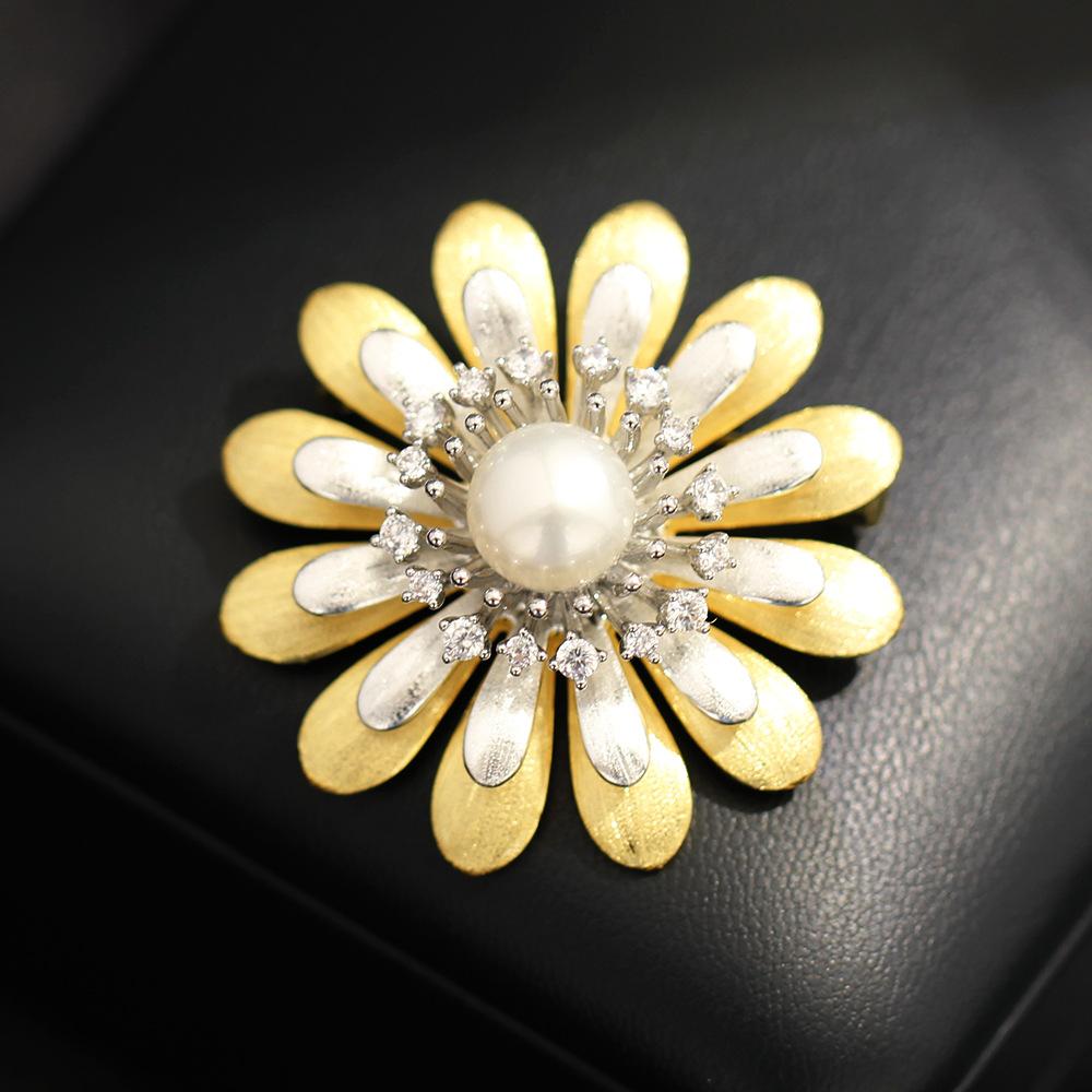 European and American niche design sense two-color gold electroplated daisy brooch natural freshwater pearl flower pin can be used as pendant
European and American niche design sense two-color gold electroplated daisy brooch natural freshwater pearl flower pin can be used as pendant