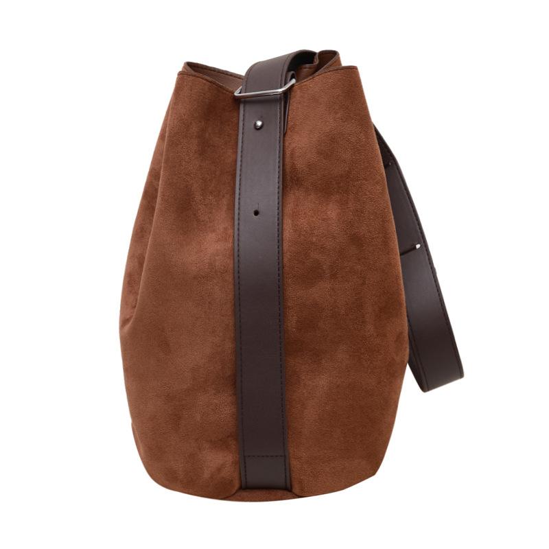 Autumn and winter new niche design matte bucket bag highend sense versatile fashion large capacity shoulder messenger bag коричневий
Autumn and winter new niche design matte bucket bag highend sense versatile fashion large capacity shoulder messenger bag коричневий