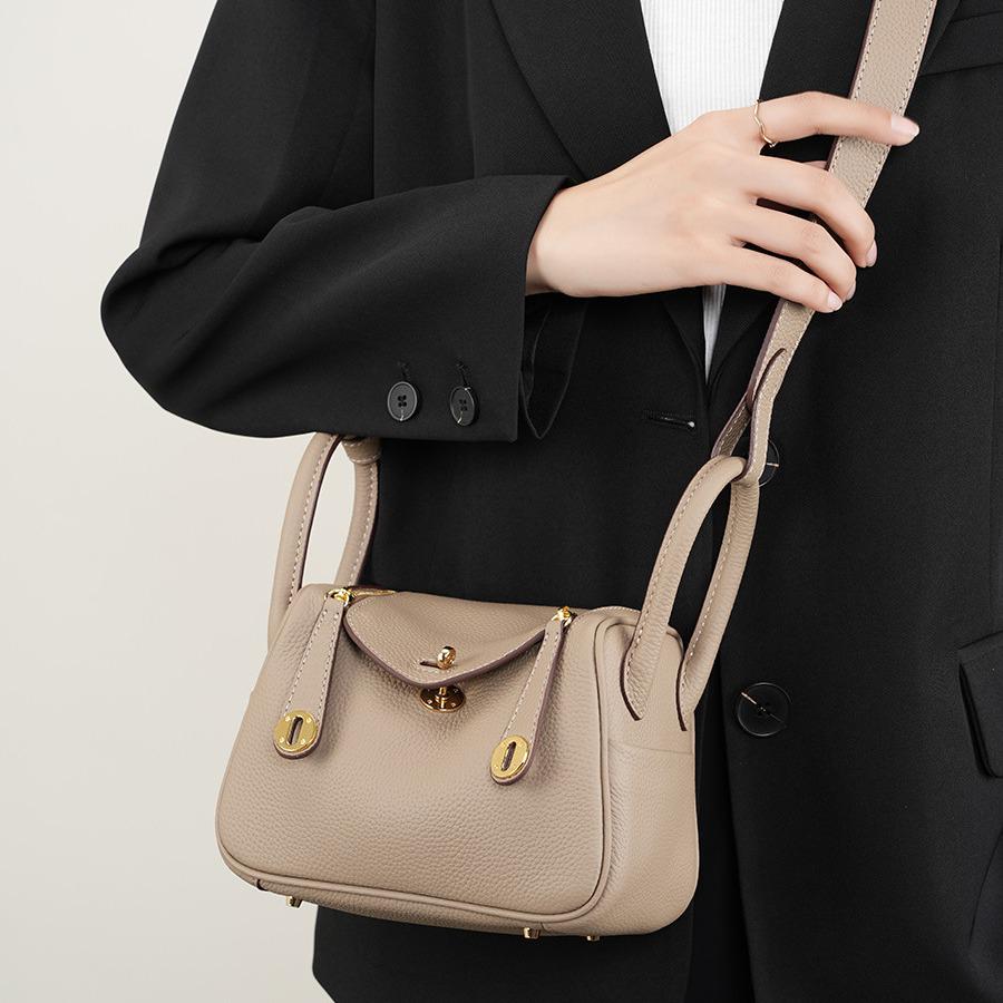 2023 Genuine Leather Lindy Crossbody: Versatile Single-Shoulder Doctor Commuter Mini Bag
2023 Genuine Leather Lindy Crossbody: Versatile Single-Shoulder Doctor Commuter Mini Bag