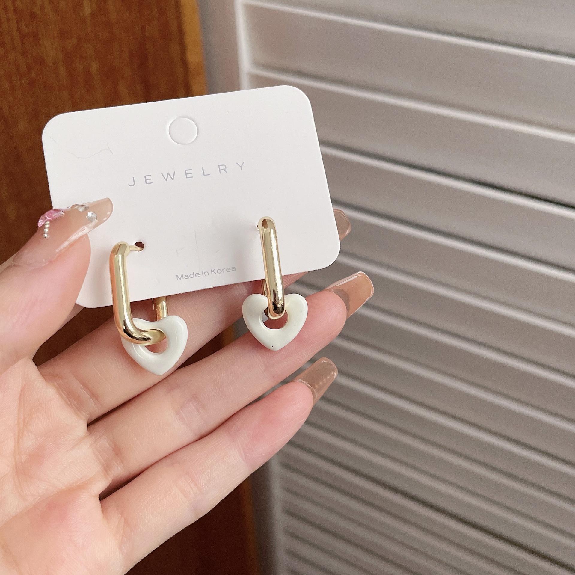 Сережки у формі серця One Size білий
Сережки у формі серця One Size білий