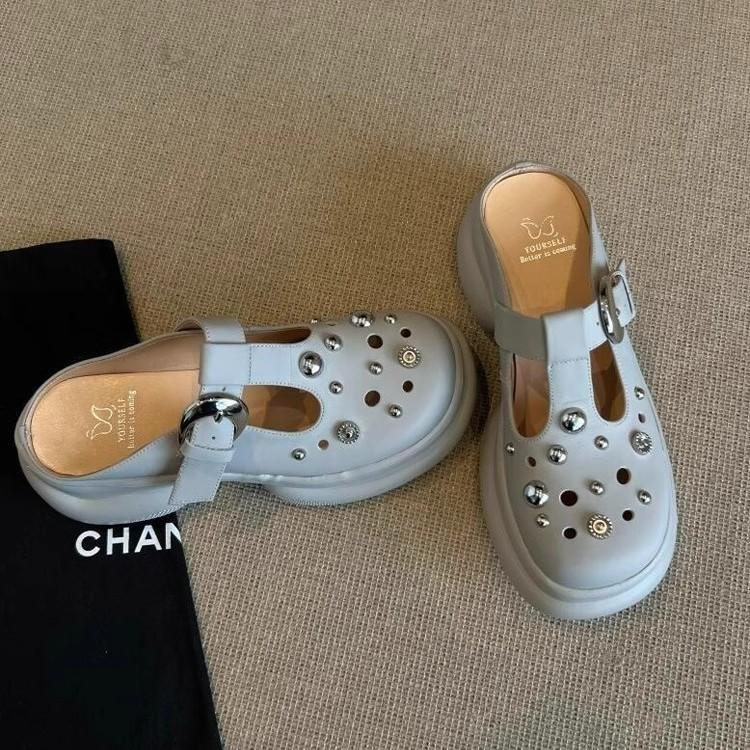 New leather thick-soled heightened non-slip soft-soled cool slippers women s fashion outer wear beach shoes hole shoes 35 чёрный
New leather thick-soled heightened non-slip soft-soled cool slippers women s fashion outer wear beach shoes hole shoes 35 чёрный